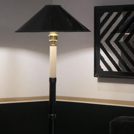 Monsieur George Hotel & Spa - Champs-Elysees Paris Exterior foto Floor lamp