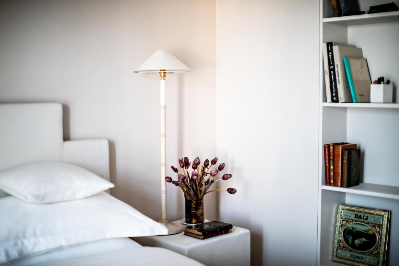 Monsieur George Hotel & Spa - Champs-Elysees Paris Exterior foto A floor lamp