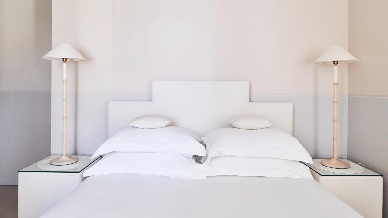 Monsieur George Hotel & Spa - Champs-Elysees Paris Exterior foto A bed with two pillows