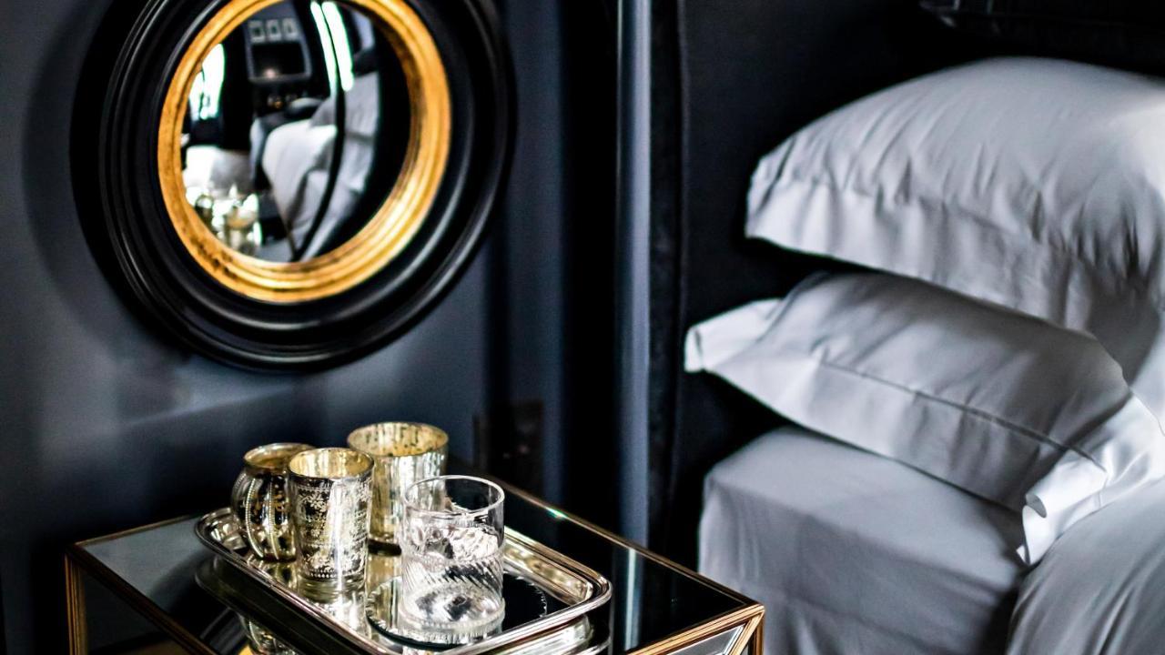 Monsieur George Hotel & Spa - Champs-Elysees Paris Exterior foto A suite at the hotel
