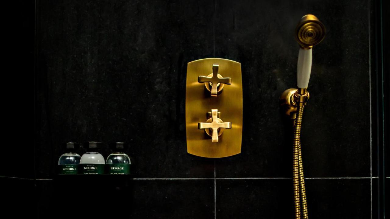 Monsieur George Hotel & Spa - Champs-Elysees Paris Exterior foto A shower
