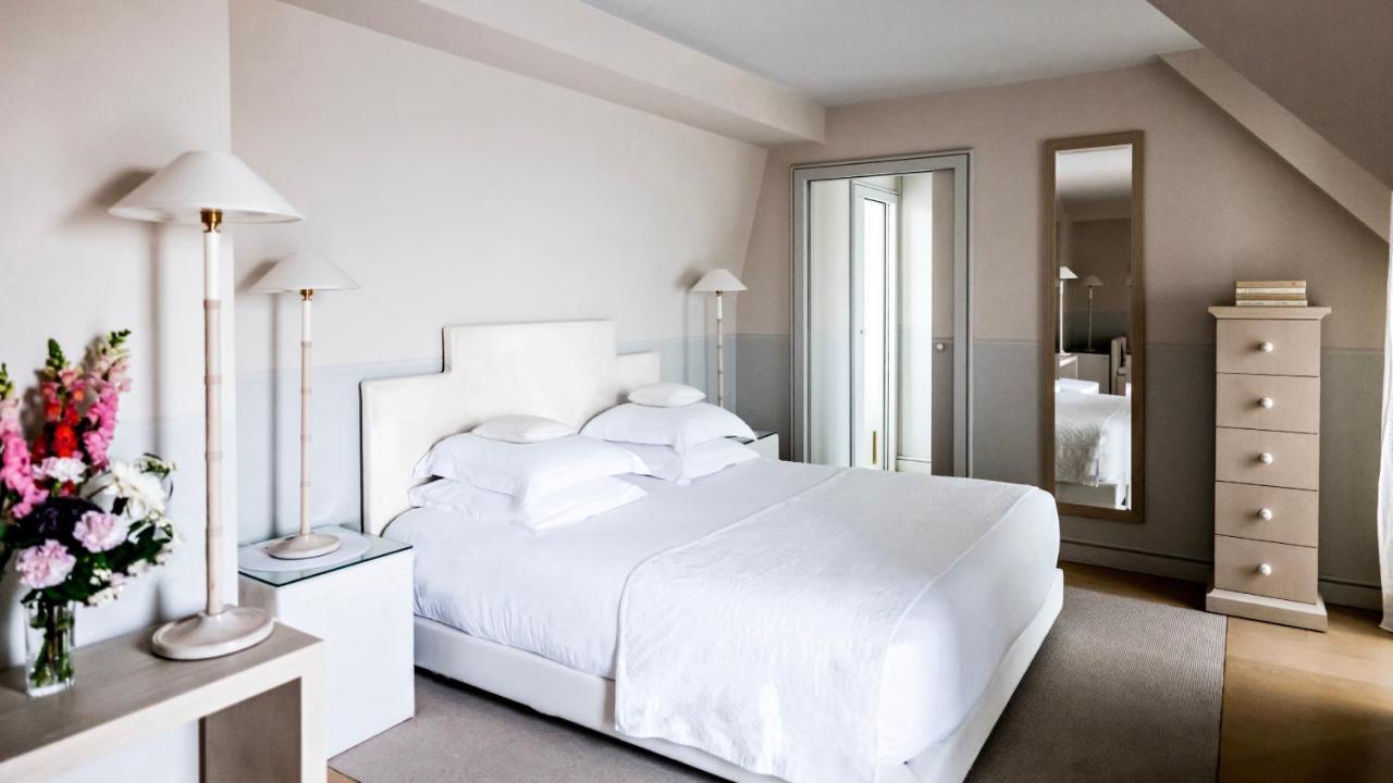 Monsieur George Hotel & Spa - Champs-Elysees Paris Exterior foto A bedroom at the hotel