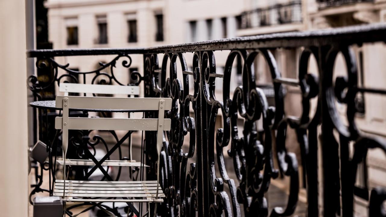 Monsieur George Hotel & Spa - Champs-Elysees Paris Exterior foto Ironwork on the balcony of a house in Paris