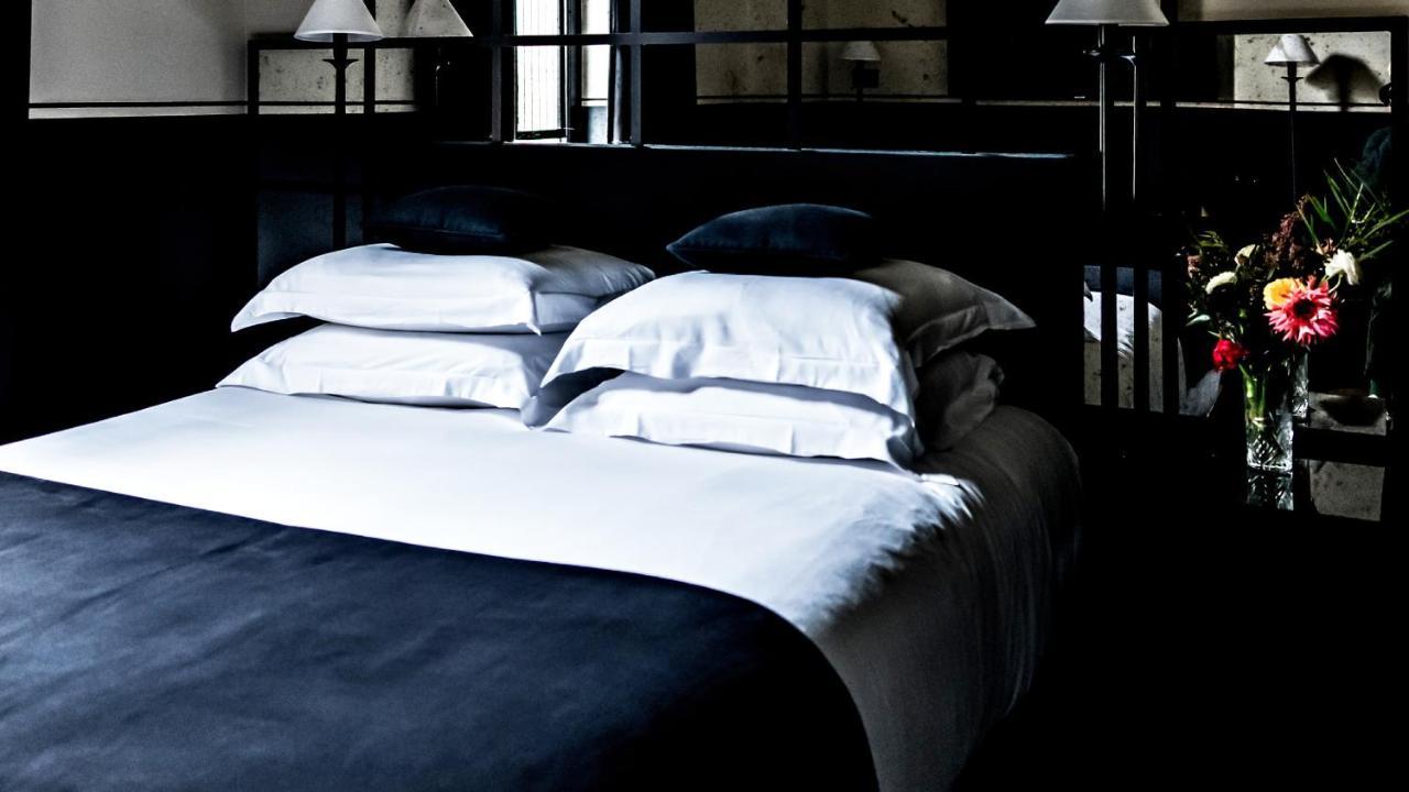 Monsieur George Hotel & Spa - Champs-Elysees Paris Exterior foto A bed with a duvet