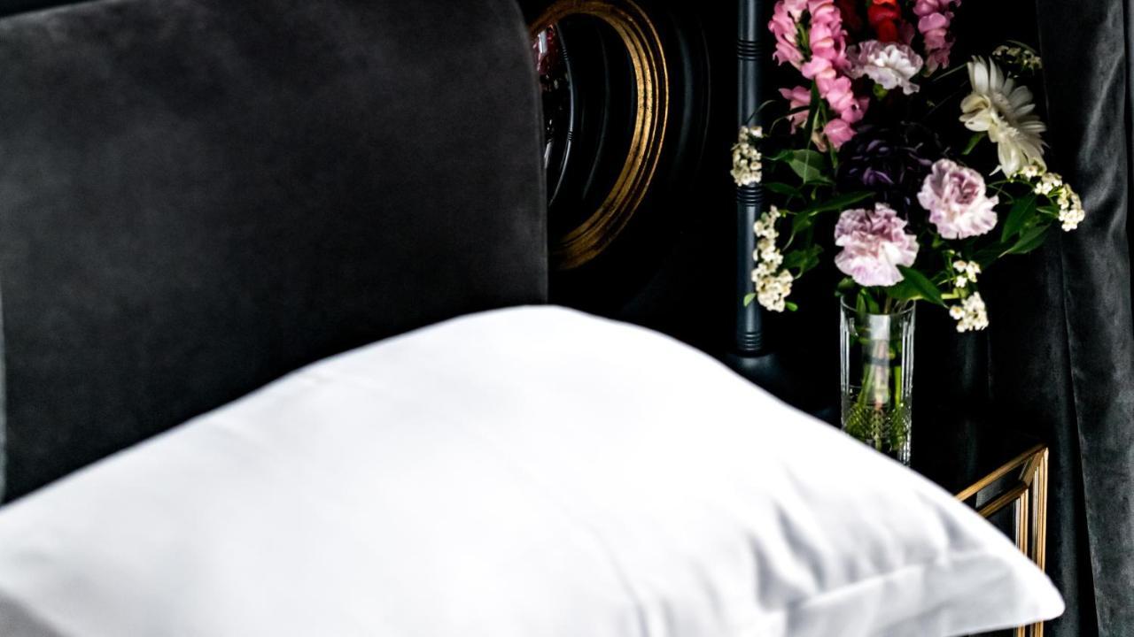 Monsieur George Hotel & Spa - Champs-Elysees Paris Exterior foto A pillow