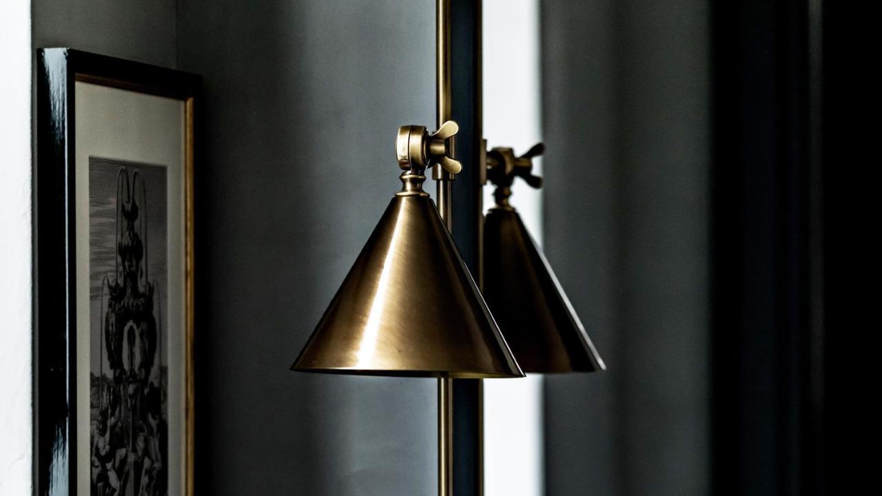 Monsieur George Hotel & Spa - Champs-Elysees Paris Exterior foto A floor lamp
