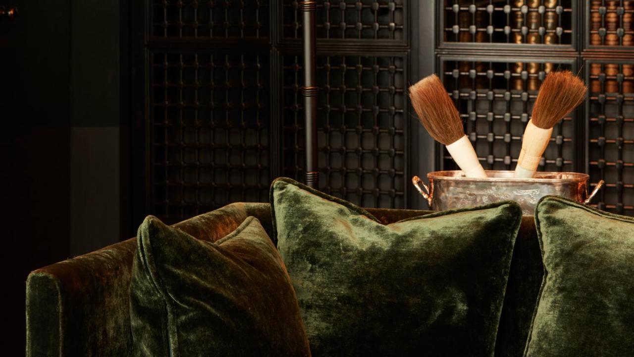 Monsieur George Hotel & Spa - Champs-Elysees Paris Exterior foto A wine cellar