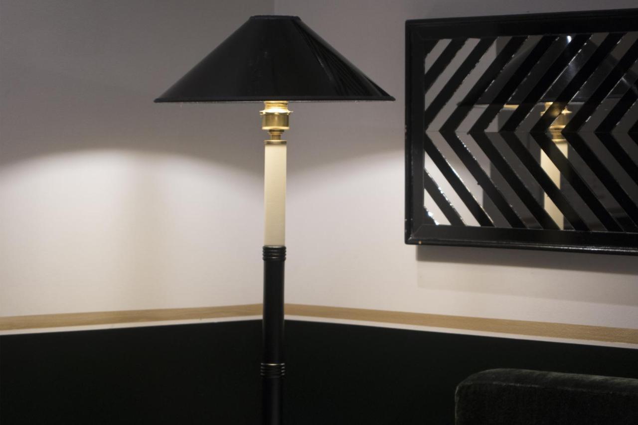 Monsieur George Hotel & Spa - Champs-Elysees Paris Exterior foto Floor lamp