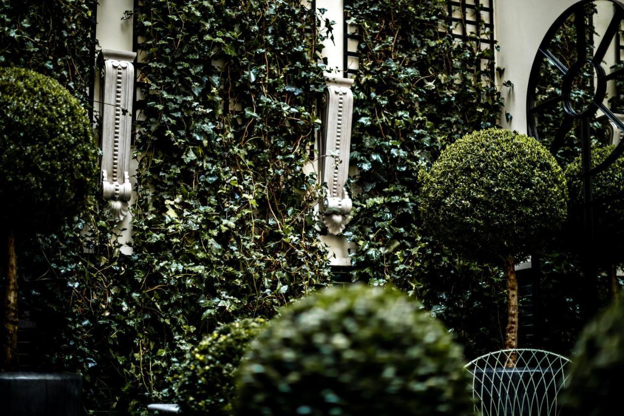 Monsieur George Hotel & Spa - Champs-Elysees Paris Exterior foto The courtyard of the hotel