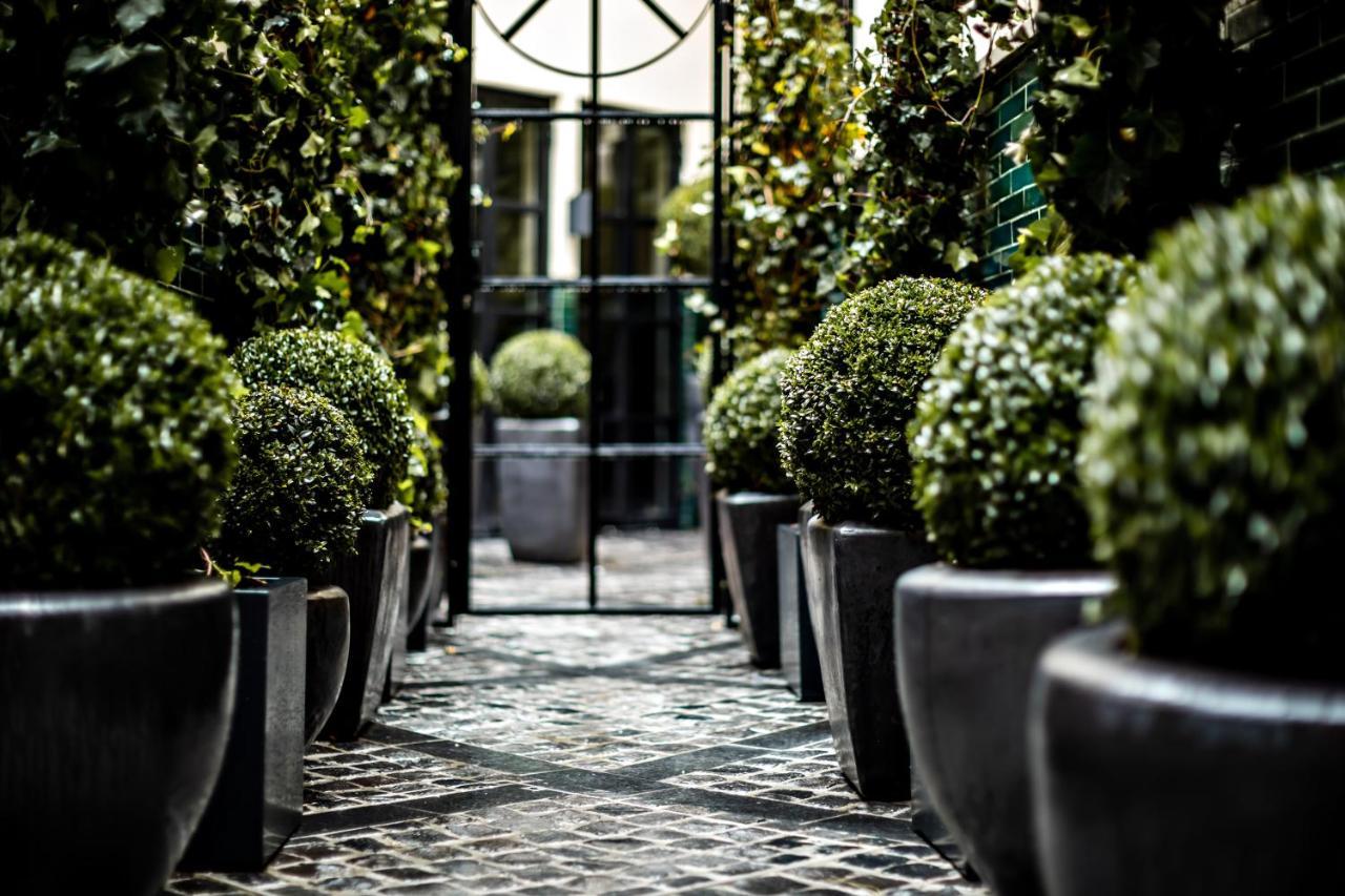 Monsieur George Hotel & Spa - Champs-Elysees Paris Exterior foto The entrance to the hotel